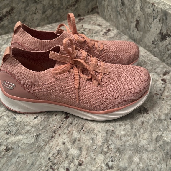 Skechers memory foam in a 6.5. Used only once. No odors. Does not come with box. - Picture 7 of 10